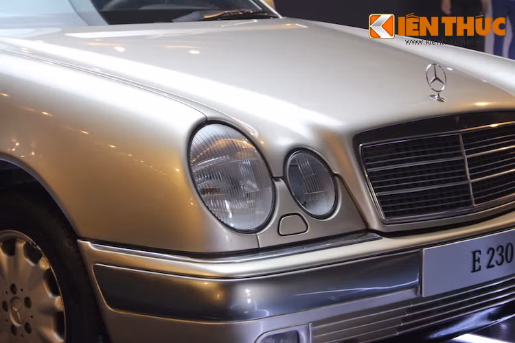 Một số chi tiết trên đời E-Class này sau đó đã trở thành "chuẩn mực" cảu cả dòng xe, chẳng hạn như cụm đèn pha kép phía trước.