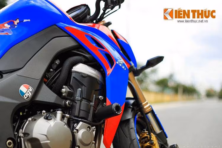 Được làm từ titanium theo phong cách xe MotoGP, cây pô này đem tới tiếng nổ đầy uy lực khi kết hợp với động cơ 1000 cc của Z1000.
