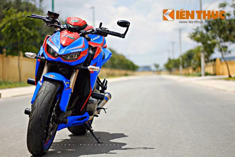 Kawasaki Z1000 được nhiều biker ở VN yêu thích vì kiểu dáng dữ dằn và khối động cơ 1.043cc 4 xi-lanh, có công suất 142 mã lực/111 Nm.