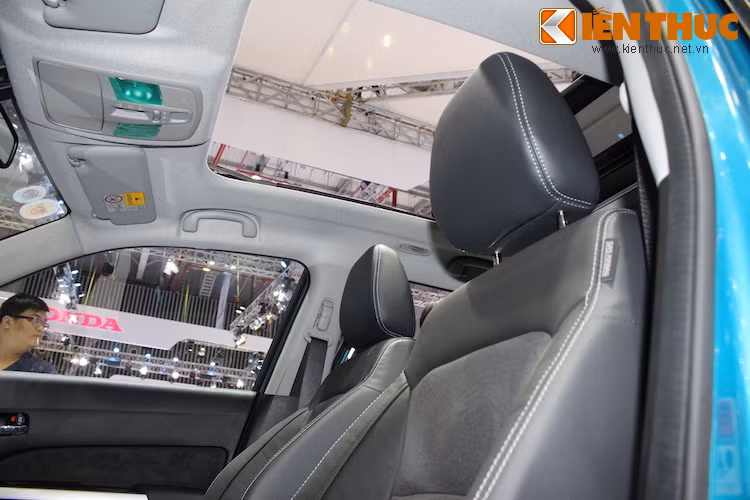 Ở phía trên trần xe, Vitara có trang bị cửa nóc. Dù không phải là loại cửa Panorama "thực thụ" nhưng do có kích thước tương đối lớn nên vào ban ngày, hành khách vẫn có thể được tận hưởng một không gian đầy ánh sáng tự nhiên trong khoang lái.