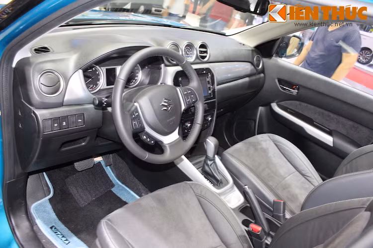Giống như những chiếc xe khác của Suzuki, Vitara có nội thất với thiết kế đơn giản nhưng hiệu quả, không có chi tiết thừa thãi nào. Xe cũng được trang bị hệ thống giữ ga tự động Cruise Control và có đầy đủ các hệ thống an toàn như ABS, EBD, BA, ESP và 6 túi khí.