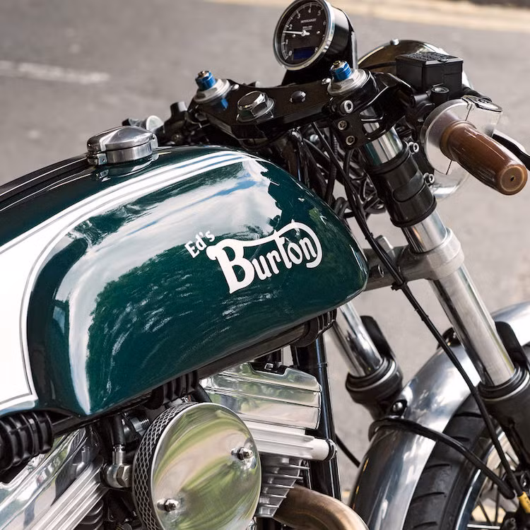 Những sự kết hợp thường thấy là Triton (máy Triumph - khung Norton) hay thậm chí là Norley (khung Norton - máy-Harley Davidson). Tuy nhiên Edward đã lựa chọn một hướng đi chưa từng ai thử đó là chiếc môtô cafe racer Burton.