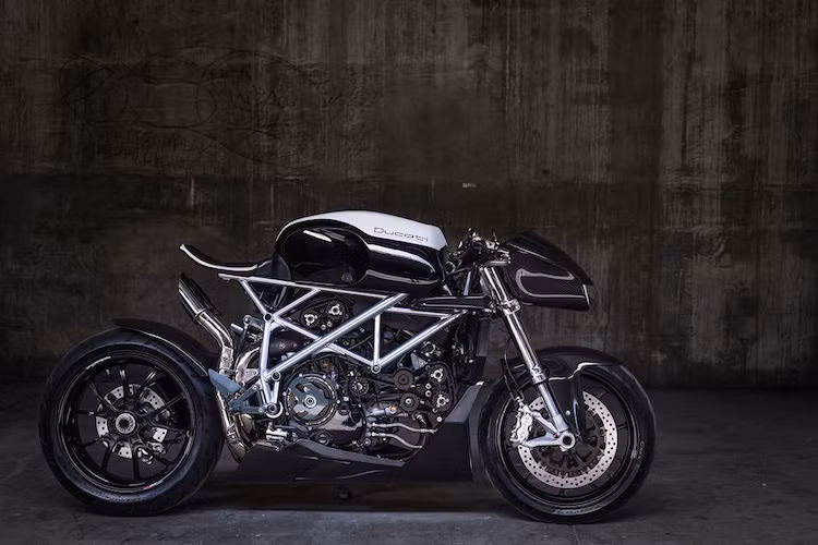 Ducati 848 "Le Caffage": Xưởng độ môtô Apogee Motoworks đã "lột truồng" một chiếc sportbike Ducati 848 và để biến nó thành một chiếc môtô độ theo phong cách cafe racer vừa cổ điển, vừa hiện đại với các chi tiết đỉnh cao từ sợi carbon.