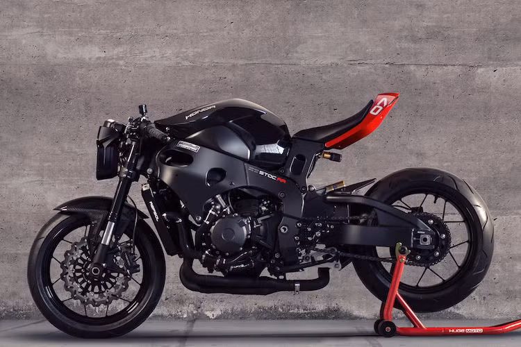 Honda CBR1000RR Cafe Fighter: Để biến mẫu superbike CBR1000RR thành một chiếc streetfighter cực dữ dằn, hãng Huge Moto đã tạo riêng cho chiếc xe một bộ phụ kiện chuyển đổi với khả năng lắp đặt dễ dàng đến nỗi khách hàng có thể tự thực hiện tại nhà.