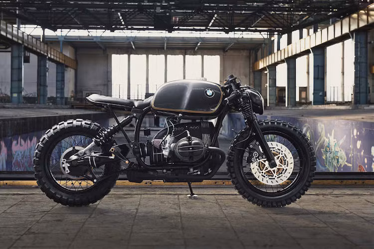 BMW R100R Diamond Atelier: Một chiếc BMW R100R đời 1994 đã được xưởng Diamond Atelier độ dáng streetfighter hiện đại với chế hòa khí Dell'Orto họng 40mm, lọc gió K&amp;N, pô Akrapovic và đặc biệt nhất: một viên kim cương 0,17 karat trên chảng 3.