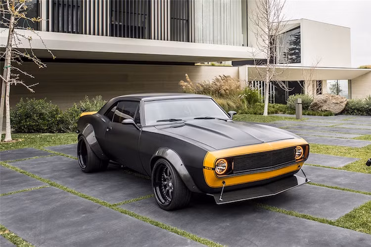 Chiếc xe cơ bắp Chevrolet Camaro đời 1967 này từng xuất hiện trong bộ phim "bom tấn" Transformers: Age of Extinction. Hiện nay, nó đang được Michael Bay - đạo diễn của bộ phim sở hữu.