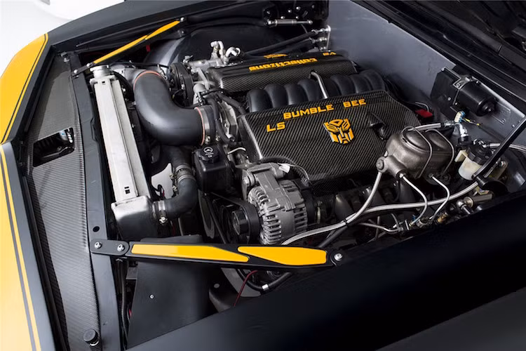 Nằm dưới nắp ca-pô của xe là khối động cơ LS3 V8 được lấy từ xe Chevrolet Corvette, có nắp che bằng sợi carbon cùng các logo Bumblebee và Transformer. Kèm theo động cơ là hộp số sàn 6 cấp.