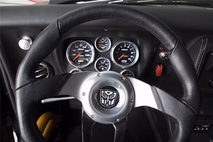 Một số chi tiết đặc biệt khác bao gồm bảng đồng hồ Auto Meter, vô-lăng thể thao 3 chấu có logo Transformer và bảng điều khiển trung tâm "hàng thửa".