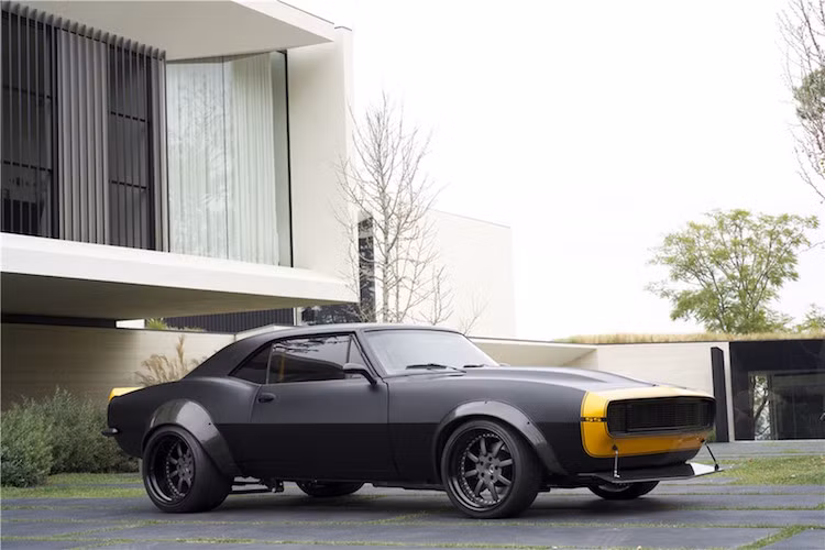 Ở bên ngoài, robot Camaro Bumblebee được trang bị bộ widebody theo phong cách xe đua, mâm "thửa riêng" ghép từ 3 phần và lốp Nitto mỏng.