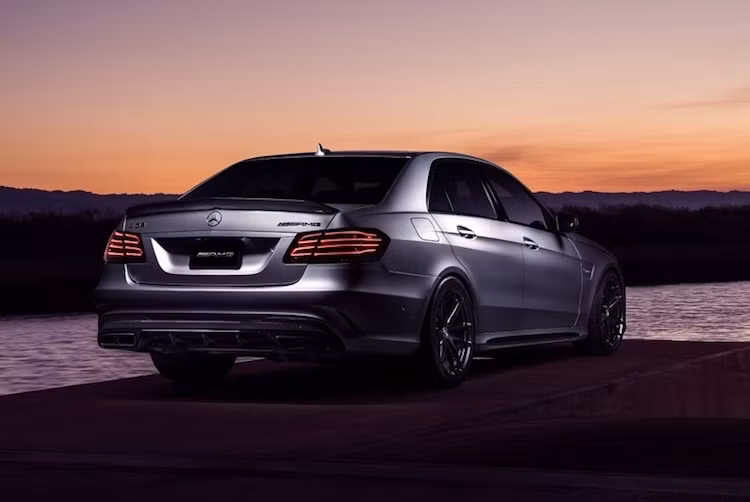 Ngoài ra, chiếc xe còn có mâm khác biệt với các phiên bản E-Class khác. Tuy nhiên trên chiếc E63 AMG này, bộ mâm nguyên bản đã được thay bằng mâm độ HRE P108 với thiết kế 5 cánh kép và đã từng được sử dụng trên nhiều siêu xe trước đây.