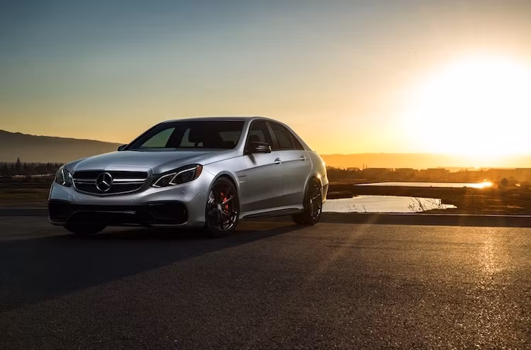 Ra mắt lần đầu từ năm 2010 và được nâng cấp vào năm 2013, Mercedes E63 AMG từng được coi là chiếc sedan sản xuất hàng loạt với số lượng lớn nhanh nhất Thế giới.
