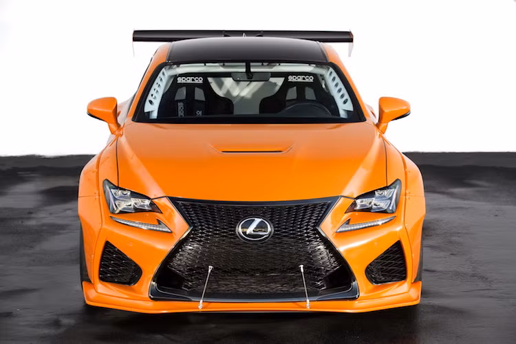 Không giống như chiếc GS-F nêu trên, chiếc RC-F này đã có ngoại hình cực "chiến" nhờ bộ widebody Rocket Bunny từ Nhật, với các vòm bánh xe được nới rộng.