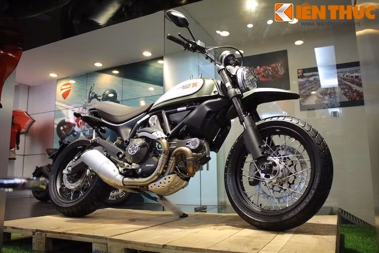 Giống như các bản Classic và Full Throttle, Ducati Scrambler Urban Enduro có giá chính hãng tại Việt Nam khoảng 363 triệu đồng (16.700 USD) - đắt hơn Icon khoảng 60 triệu đồng.