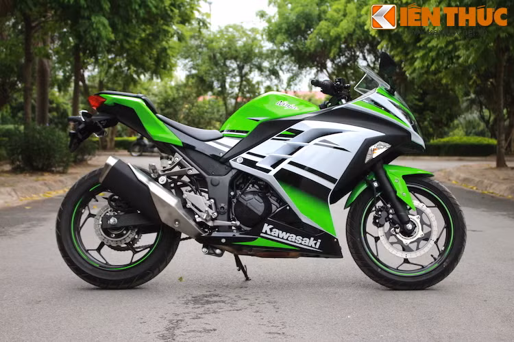 Kawasaki Ninja 300 trông khá cân đối và thể thao khi nhìn từ hai bên, và "lành" hơn hẳn Yamaha R25 hay KTM RC390.