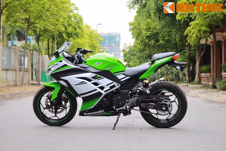 Kawasaki Ninja 300 hiện đã được nhập về Việt Nam chính hãng thông qua nhà phân phối Motorrock.