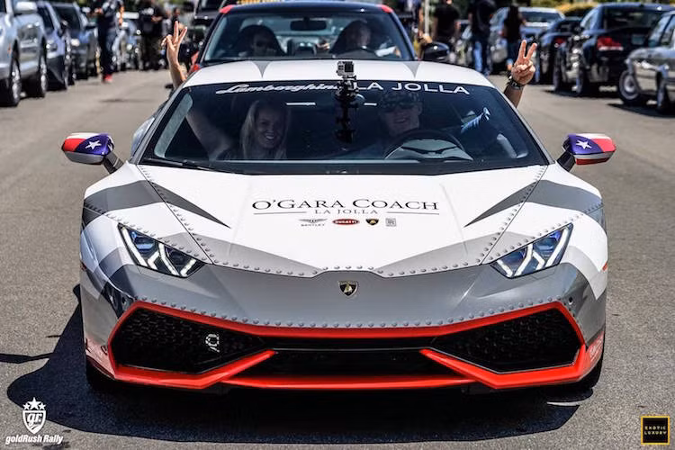 Hai vị khách tham dự GoldRush trên chiếc Lamborghini Huracan sẵn sàng cười tươi và tạo dáng trước ống kính.