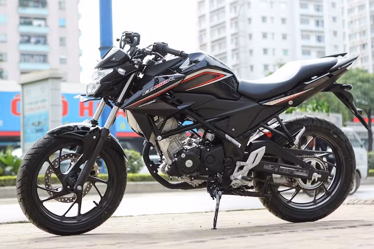 Các kích thước dài/rộng/cao của CB150R Streetfire lần lượt là 2.019 x 719 x 1.039 mm. Trọng lượng xe đạt 136 kg CB150R sở hữu khung xe dạng mắt cáo trellis.