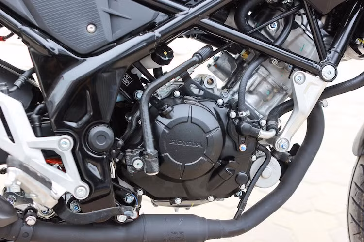Với động cơ mới, CB150R Streetfire chỉ mất 10,5 giây để đạt 0-100 km/h và tốc độ tối đa của xe là 125 km/h. Mức tiêu thụ nhiên liệu trung bình do Honda công bố là 2,5l/100 km.