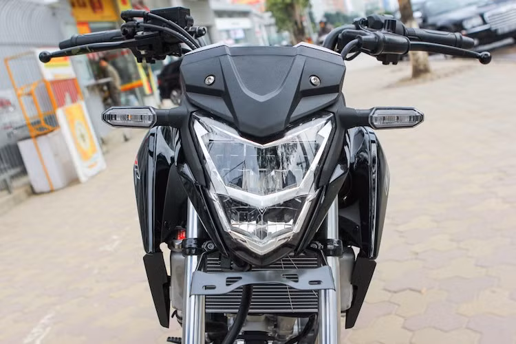Cụm đèn trước của xe đặt dọc và có thiết kế gợi nhớ về Honda CB1000R, nhưng sắc sảo hơn và không có đèn pha dạng thấu kính phía dưới. Hai bên là hai đèn xi-nhan dạng LED.