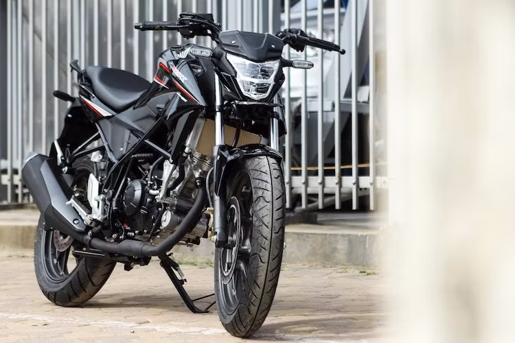 So với những mẫu xe Honda cùng phân khúc trước đây, CB150R sở hữu thiết kế sắc sảo và cá tính hơn nhiều. Một vài chi tiết của xe trông khá giống với mẫu underbone Sonic 150R cũng đã được Honda ra mắt trong cùng thời điểm.