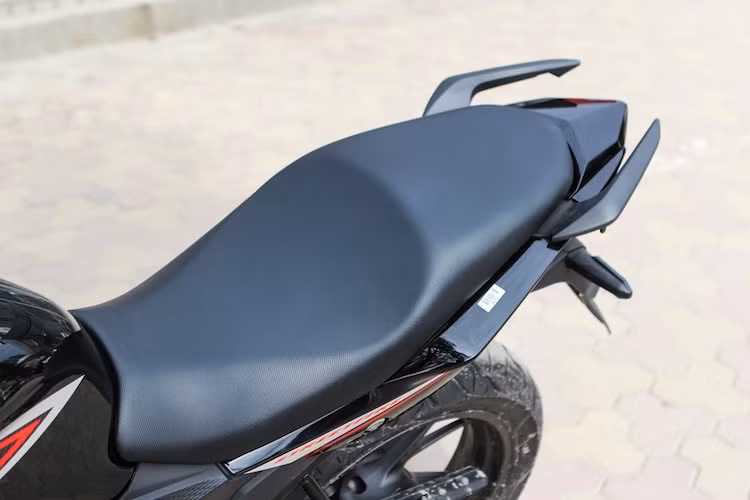 Yên xe có chiều cao 797 mm - tương đối cao so với đa số người châu Á.