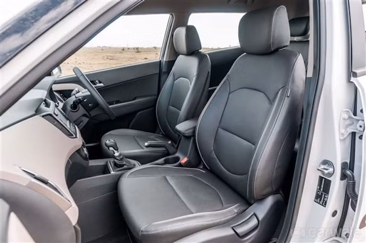Nội thất của xe trông khá cao cấp với một chiếc crossover cỡ nhỏ giá rẻ, với ghế bọc nỉ ở các bản thường và ghế da ở bản cao cấp.