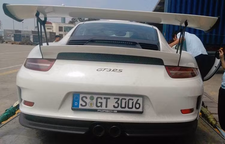 Phía sau chiếc xe được gắn một cánh đuôi rất lớn, giúp thân xe ổn định hơn ở tốc độ cao.