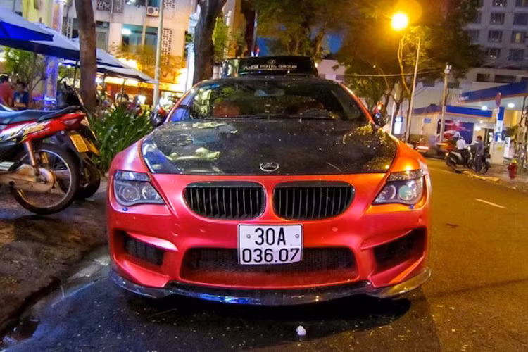 Toàn bộ cản trước của chiếc xe được thay mới, với thiết kế mang phong cách cản trước của hãng độ Hamann trên M6 thế hệ mới