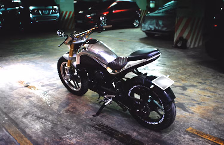 Chính vì vậy, một chủ xe Honda Fortune tại Việt Nam đã "lột bỏ" hoàn toàn bộ thân vỏ cũ và thay vào đó là bộ vỏ mới bằng inox, nhờ bàn tay của những người thợ Việt tài hoa tạo hình theo ý của anh.