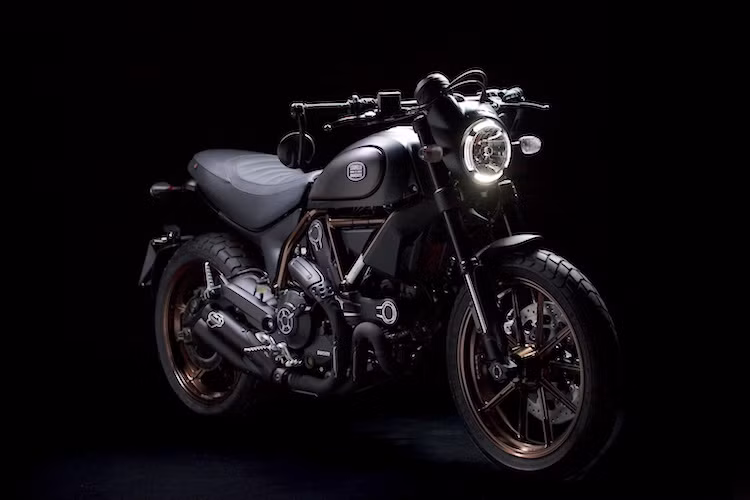 Phiên bản Ducati Scrambler Italia Dependant đặc biệt này có thiết kế gần như giống hoàn toàn so với các bản thường khác. Ngoài ra, hệ động lực của xe cũng không có sự thay đổi với động cơ L-Twin 803cc.