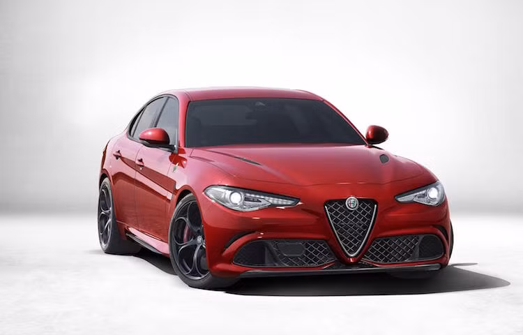 Sẽ "đối đầu" trực tiếp với BMW M3, Giulia Quadrifoglio sẽ có một số thay đổi ngoại thất so với bản thường như lưới tản nhiệt thoáng hơn, cánh khuếch tán không khí chủ động dưới cản trước...
