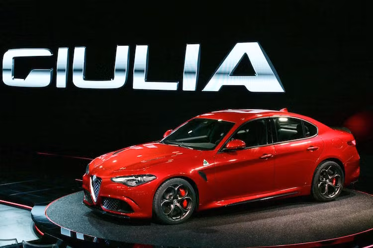 Những thông tin về các phiên bản động cơ của Giulia vẫn được giấu kín, nhưng Alfa Romeo đã vội "khoe" về phiên bản thể thao với tên gọi Quadrifoglio.