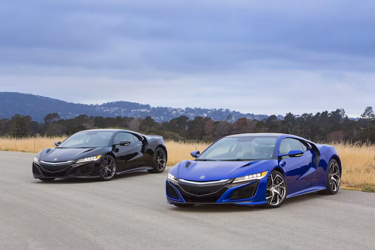 Được ra mắt chính thức tại triển lãm Tokyo vào cuối năm, Acura NSX phiên bản sản xuất hàng loạt sẽ có động cơ 3.5l V6 tăng áp kép, kết hợp cùng hệ dẫn động 4 bánh với 3 động cơ điện và hộp số ly hợp kép 9 cấp.