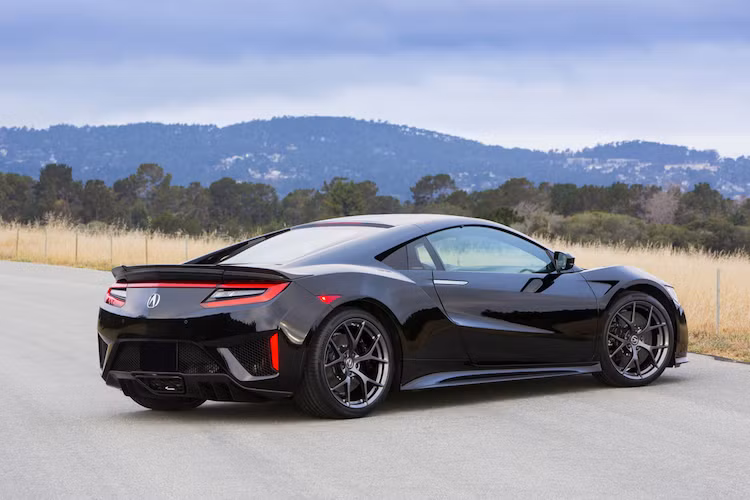 Trong đó, chiếc NSX với màu đen Berlina mang phong cách thể thao và "dữ dằn" hơn.