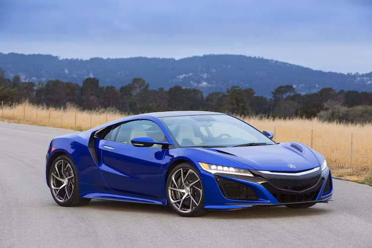 Trong khi chiếc Acura thứ nhất hướng tới vẻ thể thao dữ dằn thì chiếc xe thứ 2, với màu xanh Nouvelle Blue Pearl lại có vẻ thanh lịch hơn, dù chỉ được sửa đổi một số chi tiết rất nhỏ.