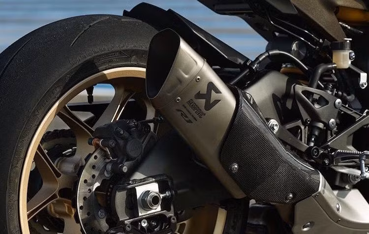Bên cạnh bộ tem độc, chiếc R1 Speed Block còn được Yamaha trang bị pô độ Akrapovic có kèm theo ốp chống nóng bằng sợi carbon, cùng với cặp mâm sơn màu vàng.