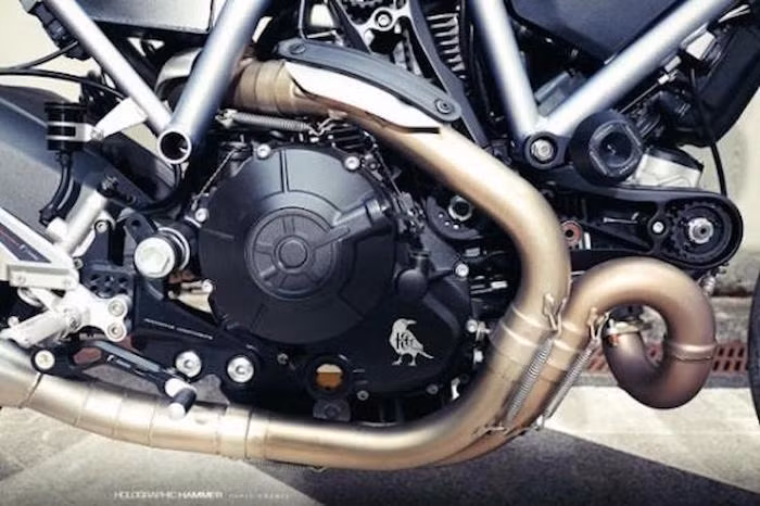 Khối động cơ nguyên bản của Scrambler không có sự thay đổi, nhưng Scrambler x Cafe Racer vẫn có hiệu năng vận hành cao hơn nhờ trọng lượng nhẹ hơn bản gốc tới 20 kg.
