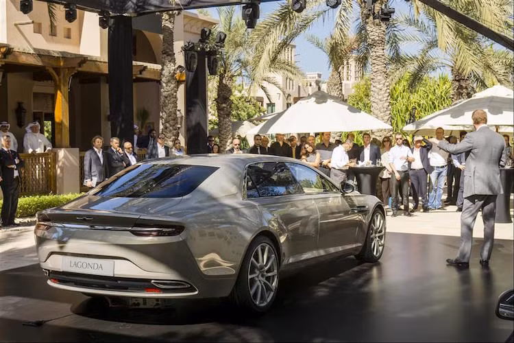 Toàn bộ thân xe của Aston Martin Lagonda được làm từ sợi carbon để giảm trọng lượng. Xe có chiều dài lên tới 5,4 mét.