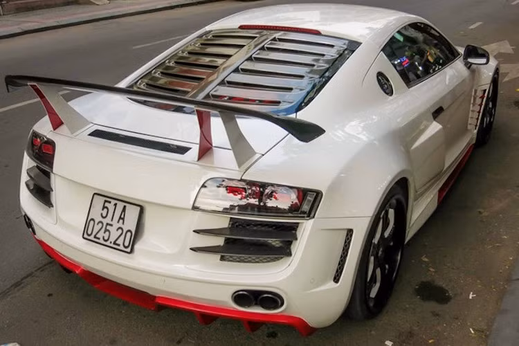 Không chỉ có cản sau mới, gói độ Prior Design còn trang bị cho R8 cánh đuôi cực lớn và tấm kính trên nắp động cơ có xẻ rãnh thoát nhiệt, khiến chiếc xe trông rất gần với phiên bản đua R8 LMS.