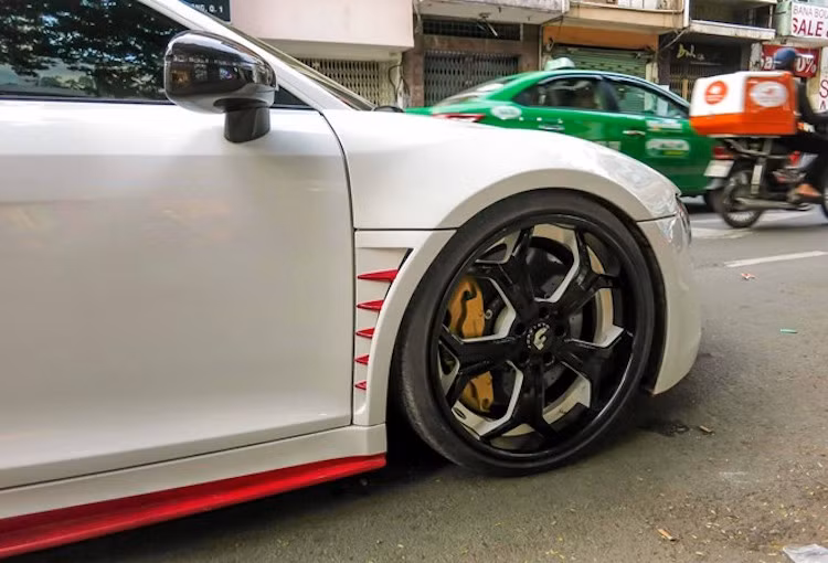 Chưa dừng lại ở đó, chủ xe còn lắp bộ mâm "hàng hiệu" Forgiato GTR-ECL 20 inch 2 tông màu kết hợp, kèm theo lốp Pirelli P-Zero Nero "siêu bám đường". Ngay phía sau hốc bánh trước là những khe trang trí thể thao.
