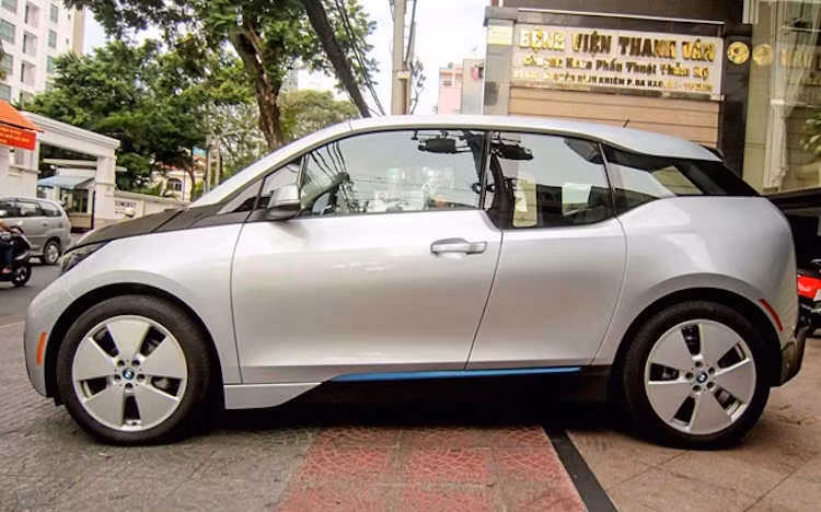 i3 hoạt động nhờ động cơ điện 170 mã lực, có khả năng đi được 130 km mỗi lần sạc pin.