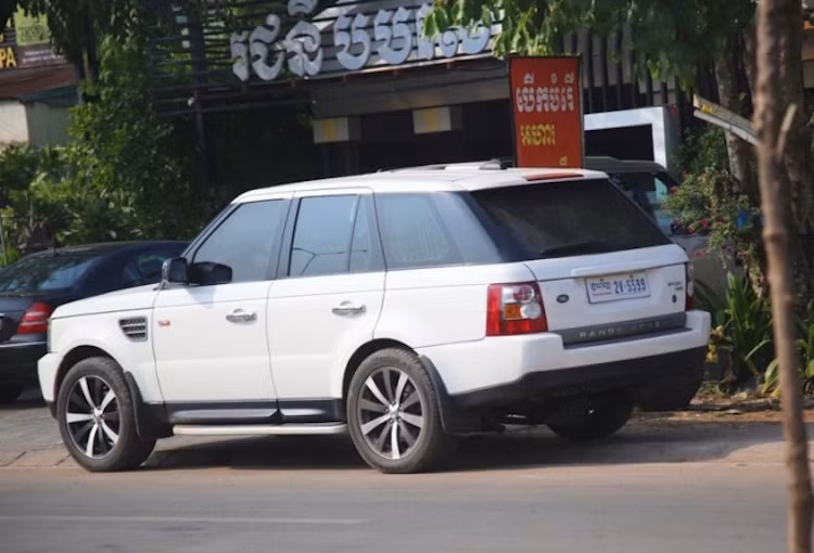 Một chiếc Range Rover Sport đời trước với biển số đẹp 5599.