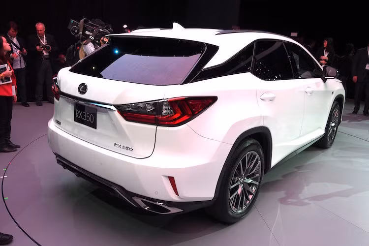 Cùng với LX570, RX350 hứa hẹn sẽ là 2 mẫu xe được khách hàng quan tâm nhất tại khu trưng bày của Lexus ở triển lãm VMS 2015 năm nay.