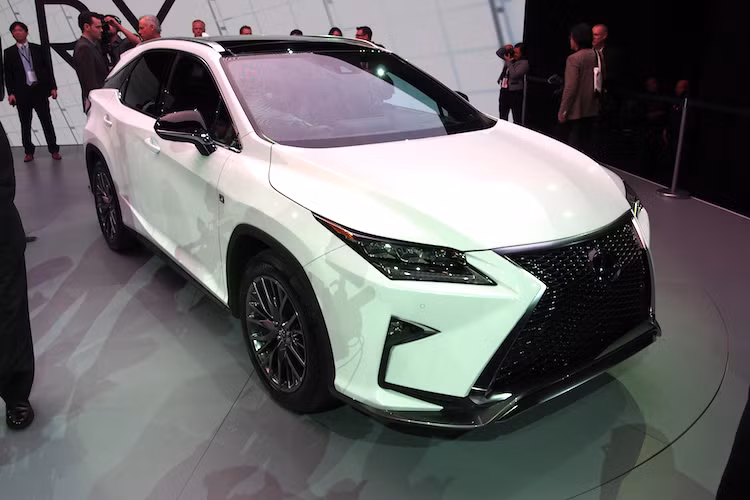 RX350 được trang bị động cơ V6 3.5l nạp khí tự nhiên quen thuộc từ thế hệ trước, với công suất được nâng lên 300 mã lực nhờ hệ thống phun nhiên liệu trực tiếp. Đi kèm với động cơ này là hộp số tự động 8 cấp.