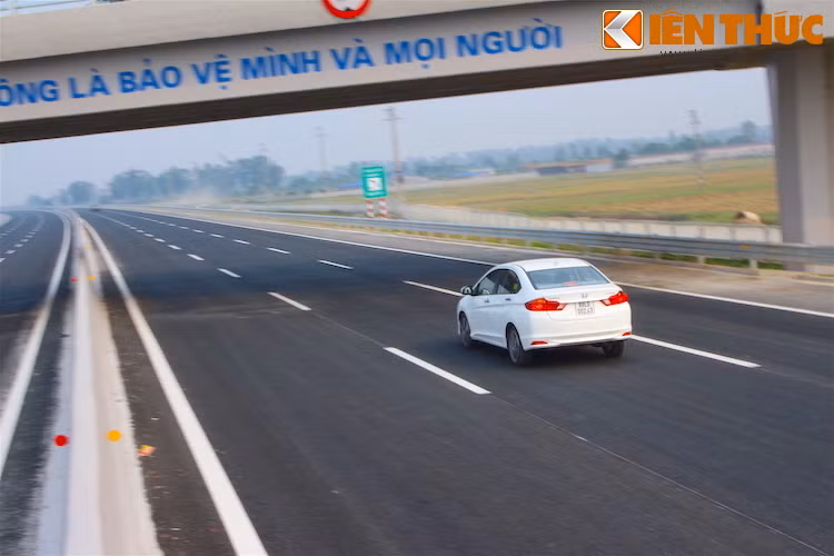 Sức mạnh của xe được truyền tới cầu trước thông qua hộp số tự động vô cấp CVT, với 7 cấp số "ảo" ở chế độ lên số bằng tay.