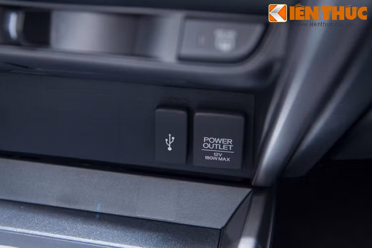 Jack cắm USB được bố trí khá khuất ở vị trí nằm dưới bảng điều khiển trung tâm, bên cạnh ổ cắm điện 12 V.