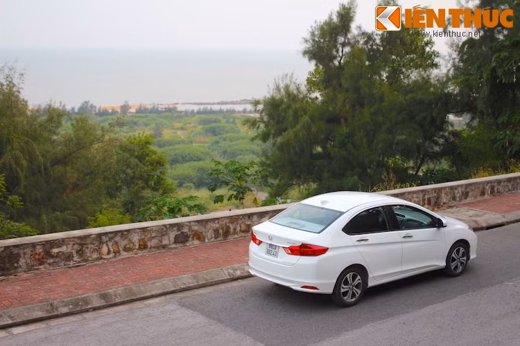 Tại Việt Nam, phiên bản City 2016 đang được bán với giá niêm yết của Honda Việt Nam với mức giá từ 552 triệu đồng.
