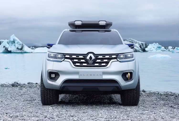 Phần đầu của xe có thiết kế mạnh mẽ và mang đậm phong cách của Renault, thể hiện qua cụm lưới tản nhiệt đặc trưng trên những mẫu xe mới của nhà sản xuất này.
