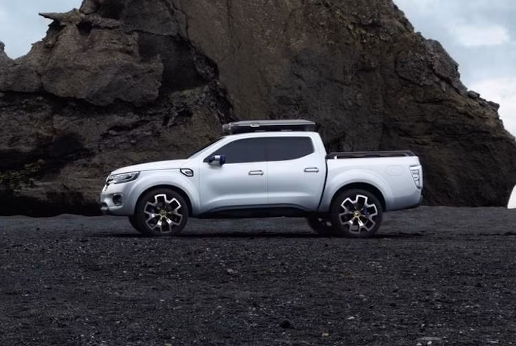 Nhìn từ 2 bên thân xe, có thể thấy rất rõ rằng Alaskan có "phom" rất giống Nissan Navara. Phiên bản sản xuất hàng loạt của xe được dự đoán sẽ trông còn giống Navara hơn nữa.