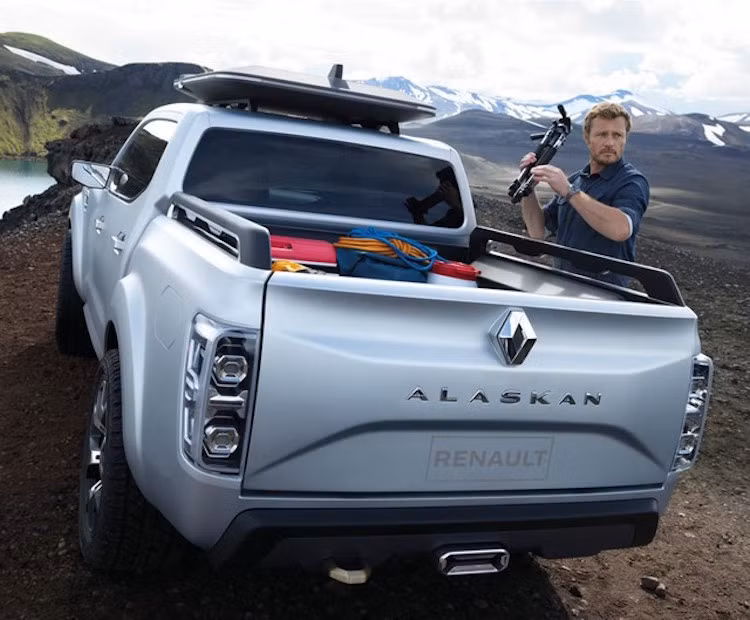 Thiết kế đuôi xe của Alaskan nổi bật hơn những chiếc pickup khác khi ở nắp thùng xe là một gò dập nổi, với logo Alaskan ở phía trên. Các đèn hậu cũng sử dụng công nghệ LED.